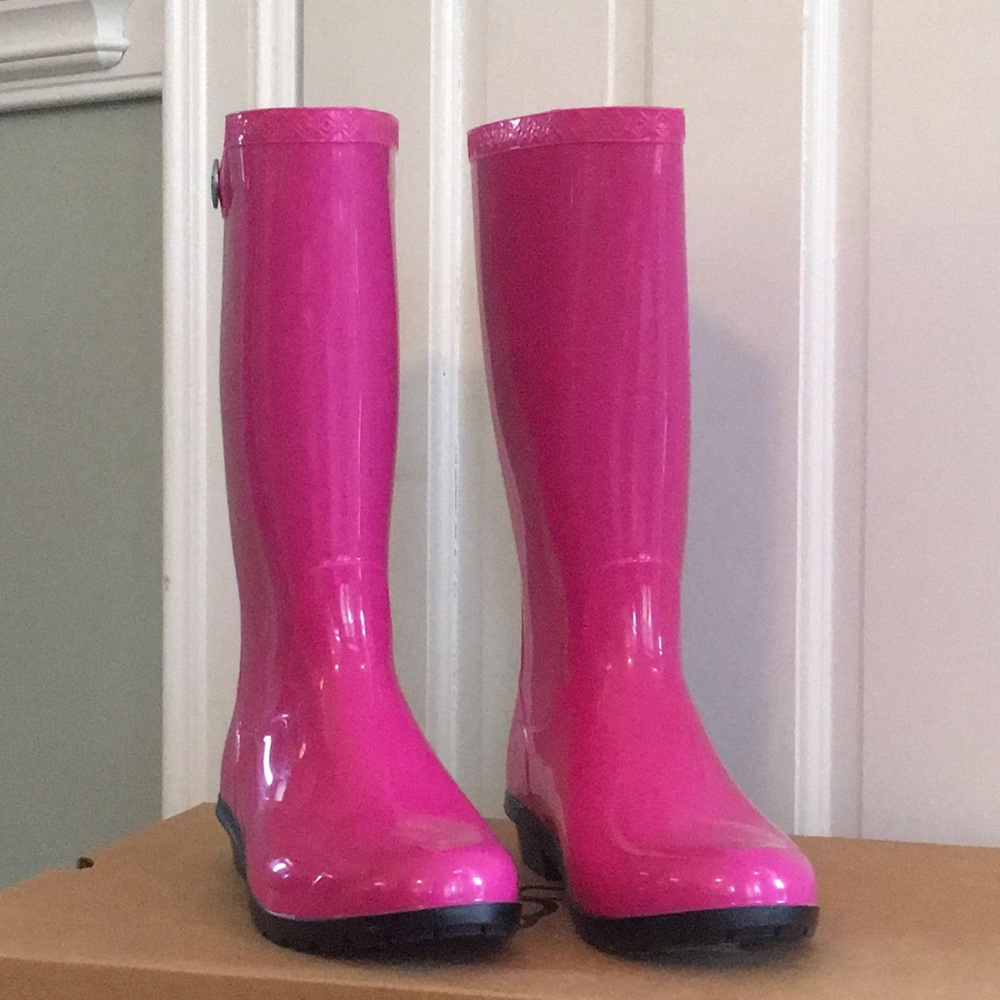 Ugg Shaye rain boot size 8